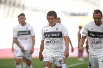 El Pulga Rodríguez pateó el penal y falló. Lucas Licht se quedó con las ganas en Gimnasia