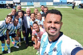 Los refuerzos de Racing, tanto del plantel masculino como del femenino, posan junto al presidente.