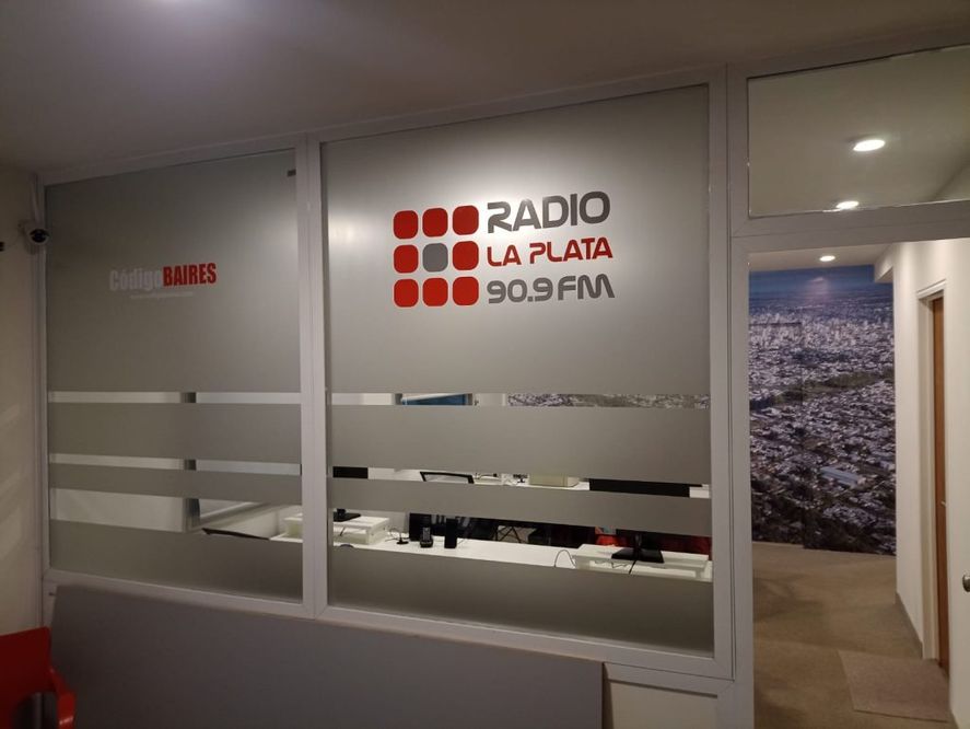 La programación de Radio La Plata incluye noticias, entretenimiento y cultura
