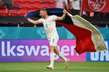 Vladimir Coufal festeja la clasificación de República Checa a los cuartos de final de la Eurocopa 