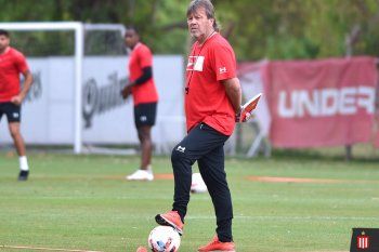 El Ruso Zielinski para la pelota y evalúa de cara al Clásico Platense.