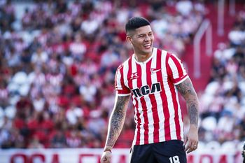 Marcos Rojo con la camiseta de Estudiantes en su presentación del 2020