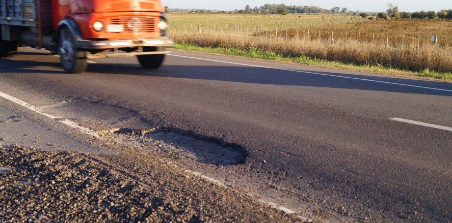 Bache sobre la ruta provincial 51 en cercanías a Carmen de Areco.