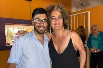 Ivan Safar, el joven de Bahia Blanca que jugó una broma en medio de la campaña solidaria y salió mal, junto a su madre la concejala Valeria Rodríguez.