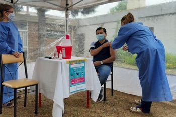 Los equipos de Región Sanitaria IV se encargan de aplicar vacunas anti COVID-19 en San Pedro