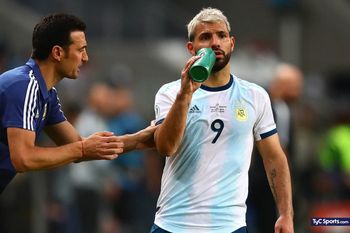 Scaloni sabe que será muy difícil que pueda contar con el Kun. 