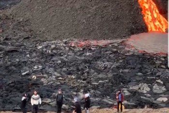 Chicos juegan al voley bajo el volcán, mientras erupta lava en Islandia 