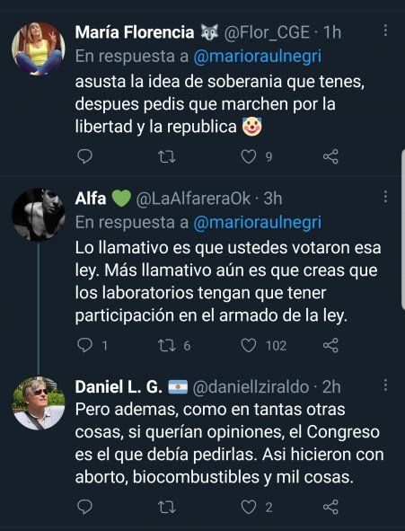 Algunos tweets que le replican a Mario Negri por pedir que la empresa Pfizer participe en la confección de los límites de la ley, y por no aclarar que él además voto a favor de la legislación actual 