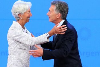 Otros tiempos: Mauricio Macri junto a Christine Lagarde cuando ella comandaba el organismo de crédito FMI se tomaba 57 mil millones de dólares en deudas que todos los argentinos pagarían 