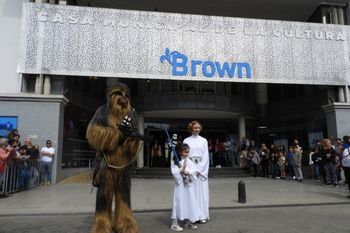 desfile de star wars en adrogue junto 4 mil litros de leche
