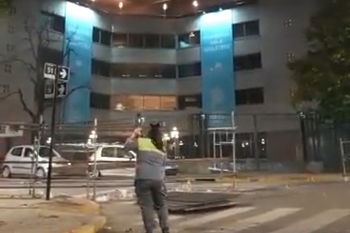 funcionario municipal se quejo por tener que barrer tras acto de cfk
