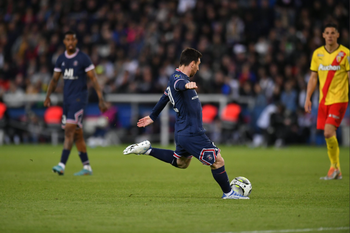 Parece un tiro libre pero no, Messi ya sacó el remate - que se iba a colgar del ángulo- para darle el título de campeón al PSG.