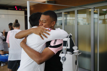 Mbappé le dio la bienvenida a Messi pero en Francia hablan de problemas de cartel del francés. 