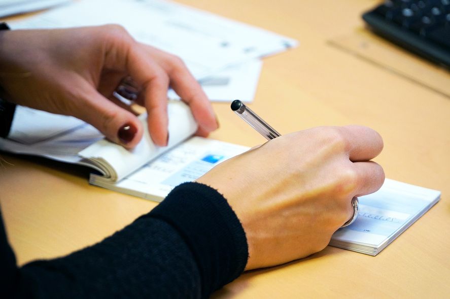 Existen dos versiones acerca del origen del Día de la Secretaria. 