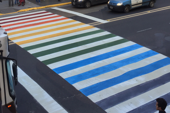en bahia blanca pintaran sendas peatonales con los colores de la diversidad sexual