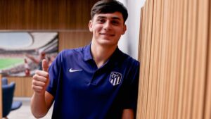De la fuga en Estudiantes a jugar en el ex club de Messi: la increíble historia del defensor que podría llegar al Barcelona