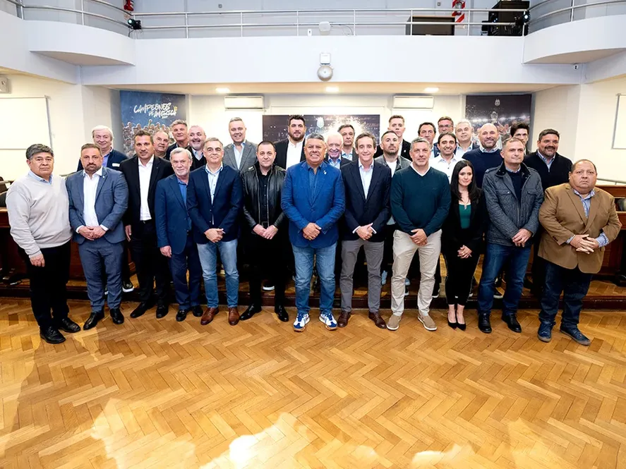 El nuevo gobierno de Chiqui Tapia, con Mariano Cowen, el presidente de Gimnasia, presente.