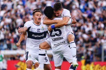 Cristian Tarragona festeja con sus compañeros el gol de Gimnasia ante Racing por la Liga Profesional (Foto: Prensa GELP)