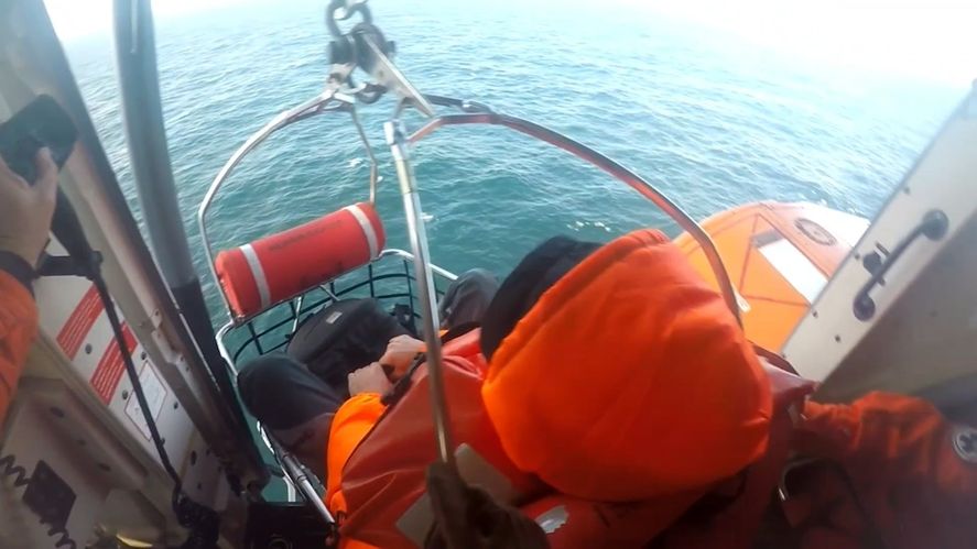 Personal de Prefectura Naval Argentina aeroevacuó a un tripulante del un buque pesquero en Mar del Plata. Imágen del rescate.