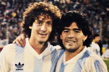 Troglio y Maradona, con la camiseta de la Selección Argentina.