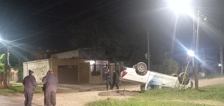 Un móvil volcó en la Malvinas Argentinas en un operativo que finalizó en Burzaco