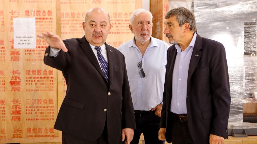 Salvarezza en su recorrida por la planta UniLib.