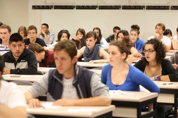 buscan incluir la educacion financiera en las escuelas para el desarrollo profesional de los jovenes