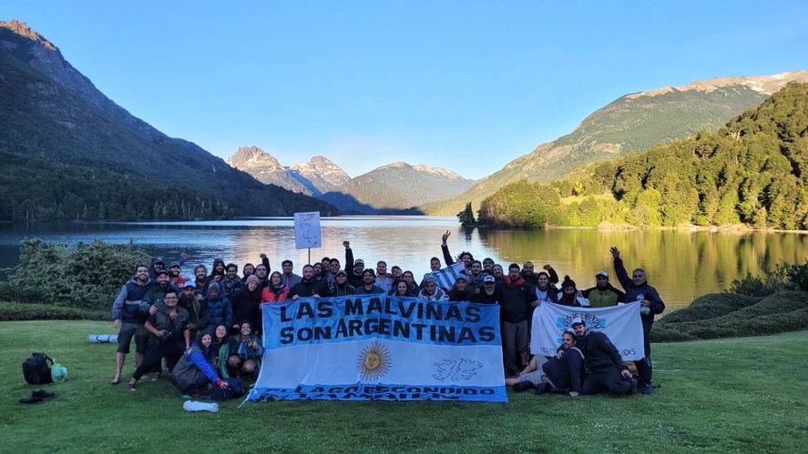 Los militantes que acamparon en Lago Escondido posaron con una bandera que recuerda a las Malvinas Argentinas.