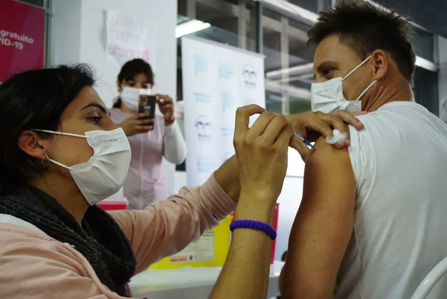 Las personas mayores de 18 años se pueden aplicar la segunda dosis de refuerzo contra el coronavirus libremente en la provincia de Buenos Aires.