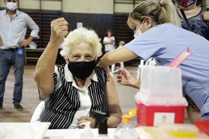 El Gobierno bonaerense avanza con la vacunación masiva en mayores de 70 años y docentes