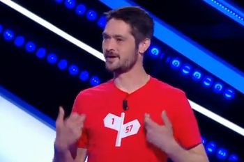 tv de francia: un participante y una remera muy ligada a estudiantes