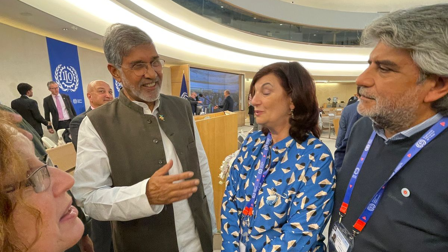 Premio Nobel. Kailash Satyarthi fue galardonado en 2014 por su activismo contra el trabajo infantil. Kelly Olmos y Walter Correa fueron a saludarlo.