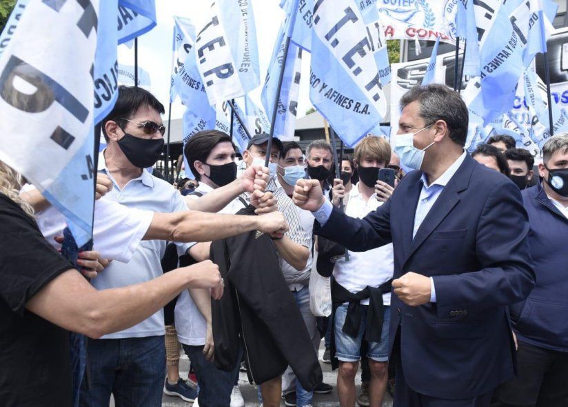 Sergio Massa saluda a trabajadores del Parque de la Costa