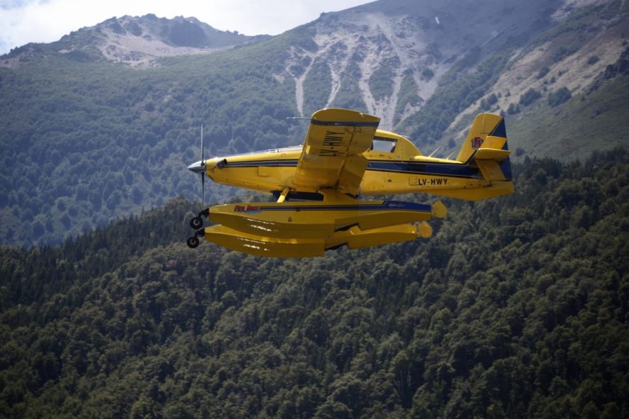 A tres semanas del inicio de los incendios forestales en la Patagonia, se calculan más de 4000 hectáreas de bosques nativos arrasados. Medios aéreos realizan operativos para combatir el fuego.