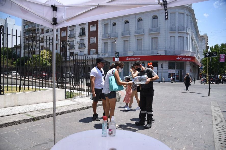 En esta ola de calor, el agua potable se distribuyó en: Gonnet, Altos de San Lorenzo, Ringuelet, Villa Elvira, Hernández, Los Hornos, San Carlos y Melchor Romero.