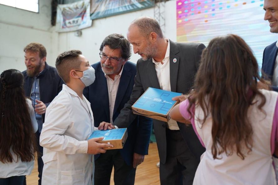 Insaurralde y Sileoni durante la entrega de tablets.