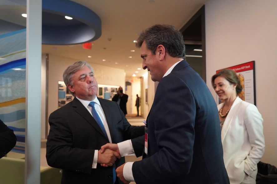 Sergio Massa, Flavia Royón y el presidente de Chevron