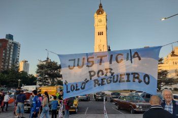 En Plaza Moreno hoy por la tarde se realizó el acto a un mes del fallecimiento de Cesar Regueiro, hincha de Gimnasia y la familia junto a muchas familias Triperas y Pincharratas pidieron juticia