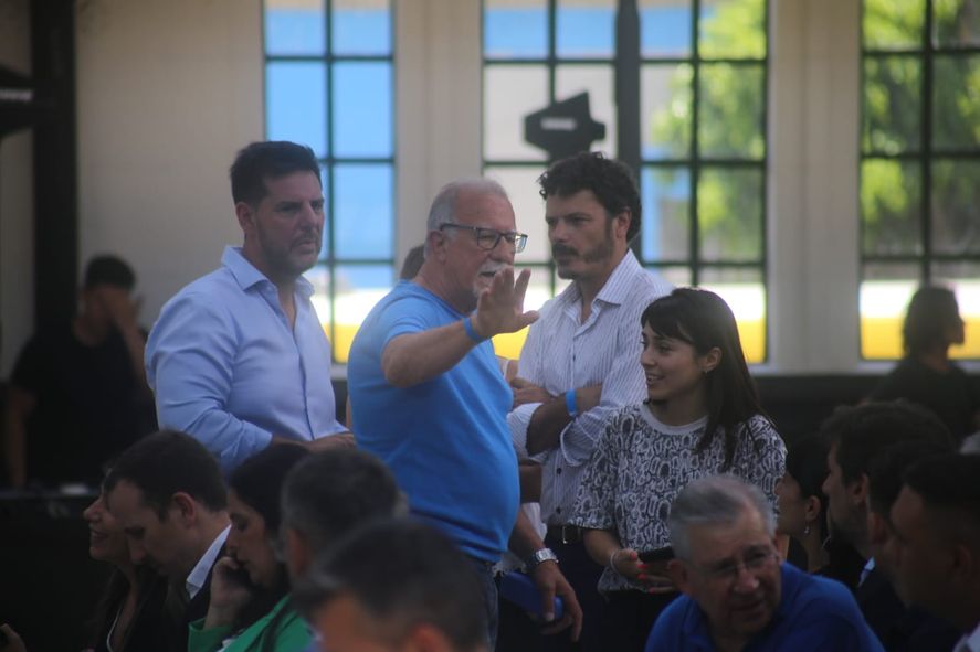 Omar Plaini en la estación de trenes de La Plata.