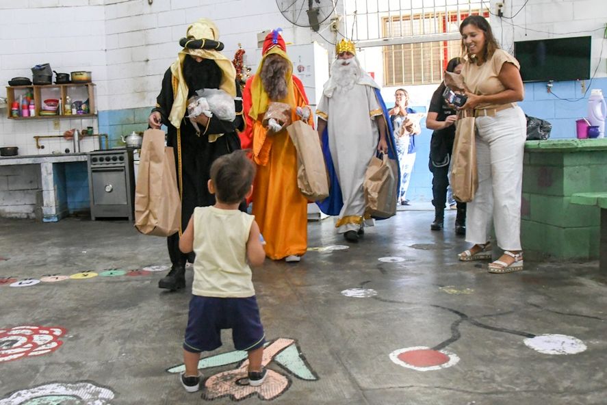 Los reyes magos también dejaron regalos para las internas gestantes.