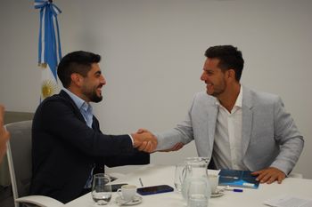 Facundo Moyano, de Peajes, y Gonzalo Atanasof, de Corredores Viales, durante la firma del nuevo acuerdo.