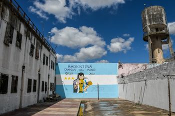 privados de la libertad pero no del festejo: mira el mural de messi en una carcel de la plata