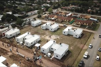 Tras varios años de espera, 10 familias de Carmen de Areco recibieron su vivienda.