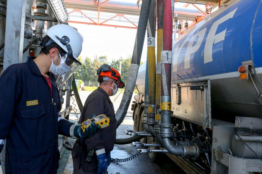 YPF explicó que el aumento fue ante la necesidad de aplicar la carga impositiva al precio en los surtidores