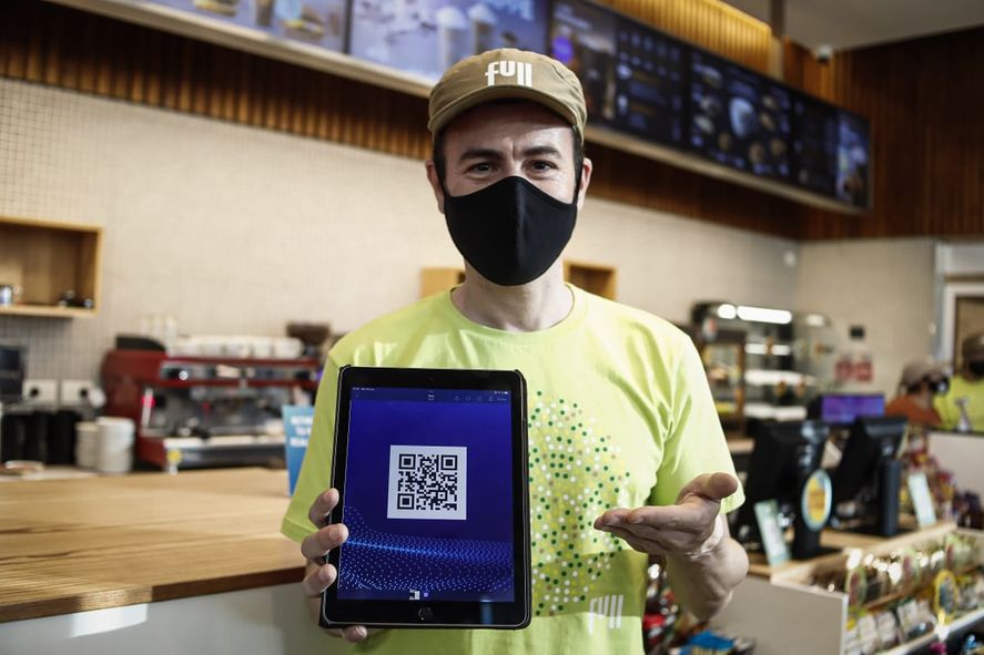 En las nuevas estaciones de YPF, la comunicación con el cliente se realiza íntegramente en soporte digital, con equipamientos tecnológicos que permiten generar una comunicación dirigida y personalizada.