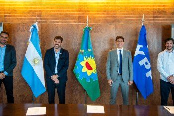 La firma del convenio se realizó en las oficinas de YPF.