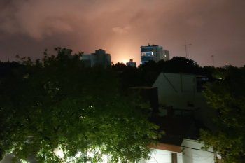Una intensa llamarada desde la refinería de YPF volvió a alertar a los vecinos de La Plata (Foto: @MatinataJuan)