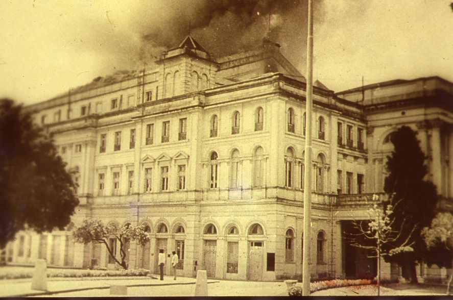 La sede original del Teatro Argentino se incendio el 18 de octubre de 1877.