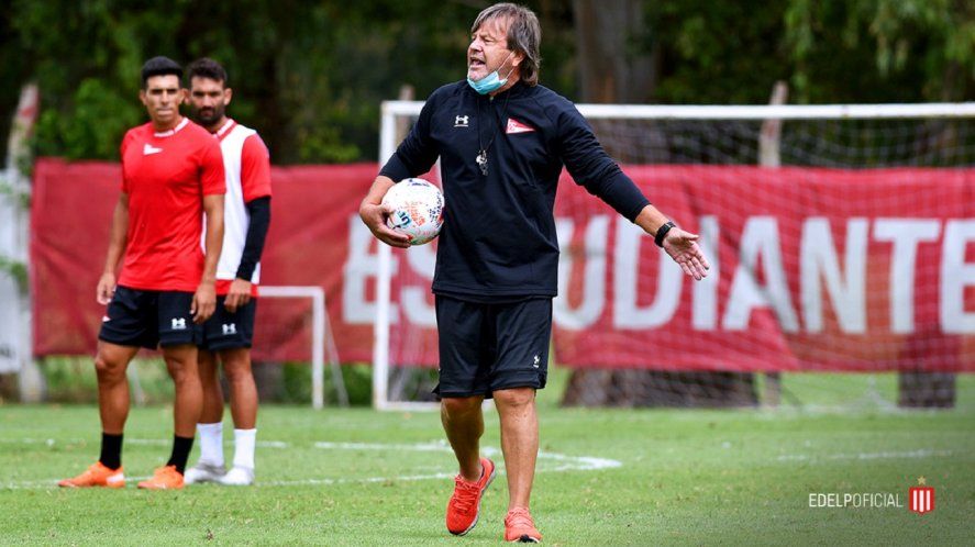 Ricardo Zielinski da órdenes en el entrenamiento de Estudiantes