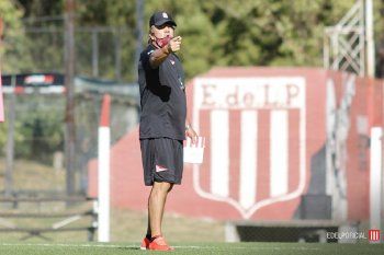 Ricardo Zielinski dando órdenes en el entrenamiento de Estudiantes